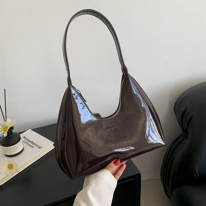 Vera™ – Elegancka, bordowa torebka na ramię o lakierowanym wykończeniu