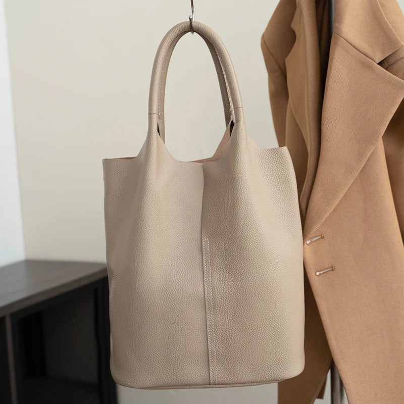 Mazur & Mazur© saga™ – Jasnoniebieska torba typu bucket o luksusowym wyglądzie skóry