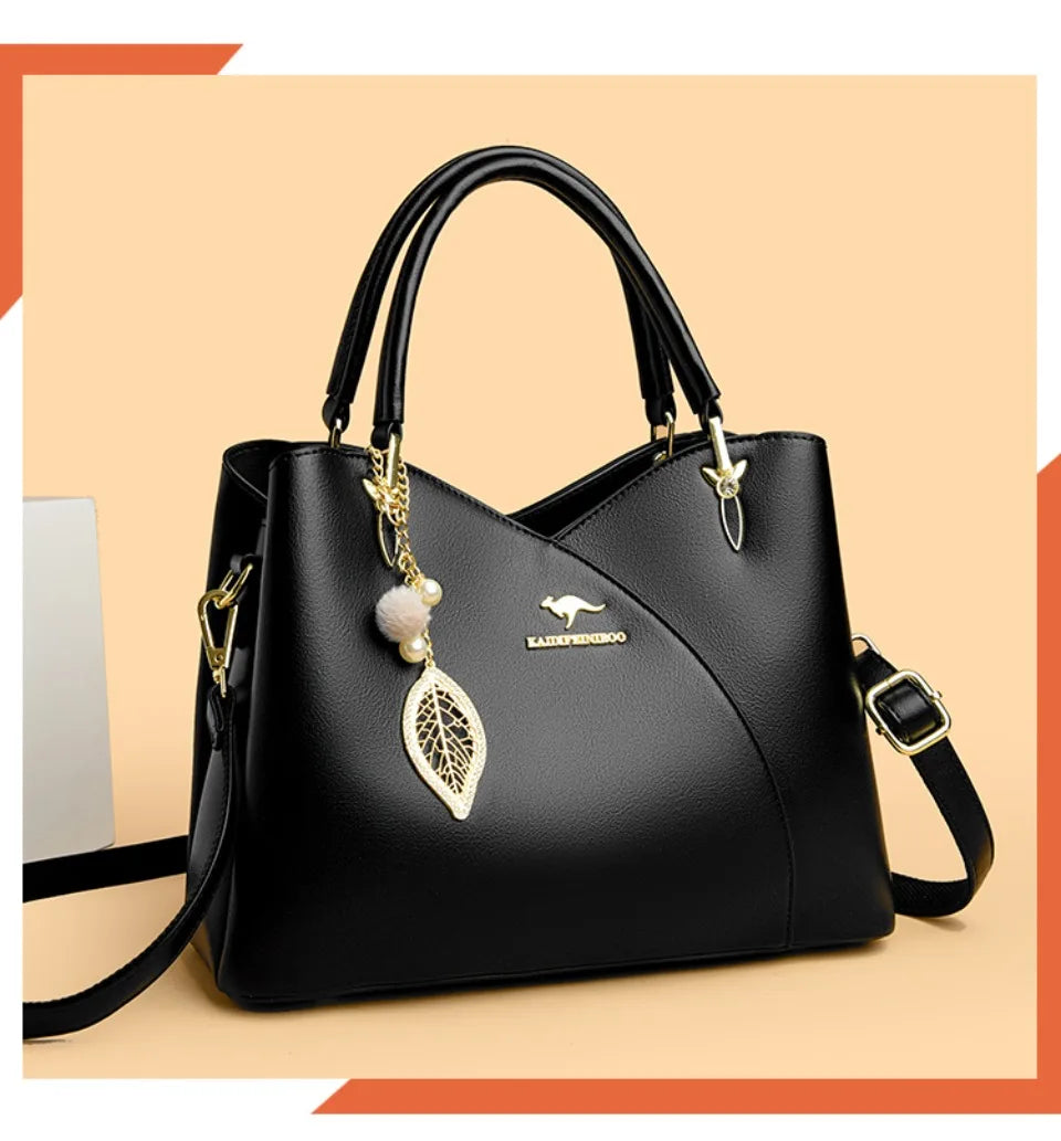 Mazur & Mazur© – Elegancka czarna torebka na ramię z stylowymi zawieszkami
