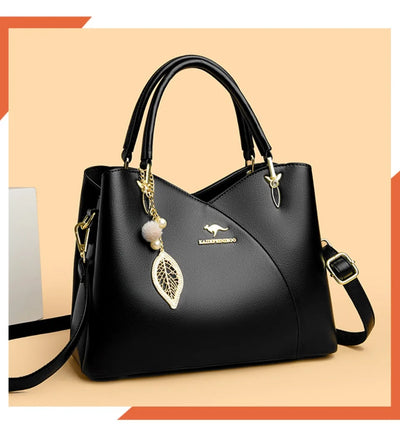 Mazur & Mazur© – Elegancka czarna torebka na ramię z stylowymi zawieszkami