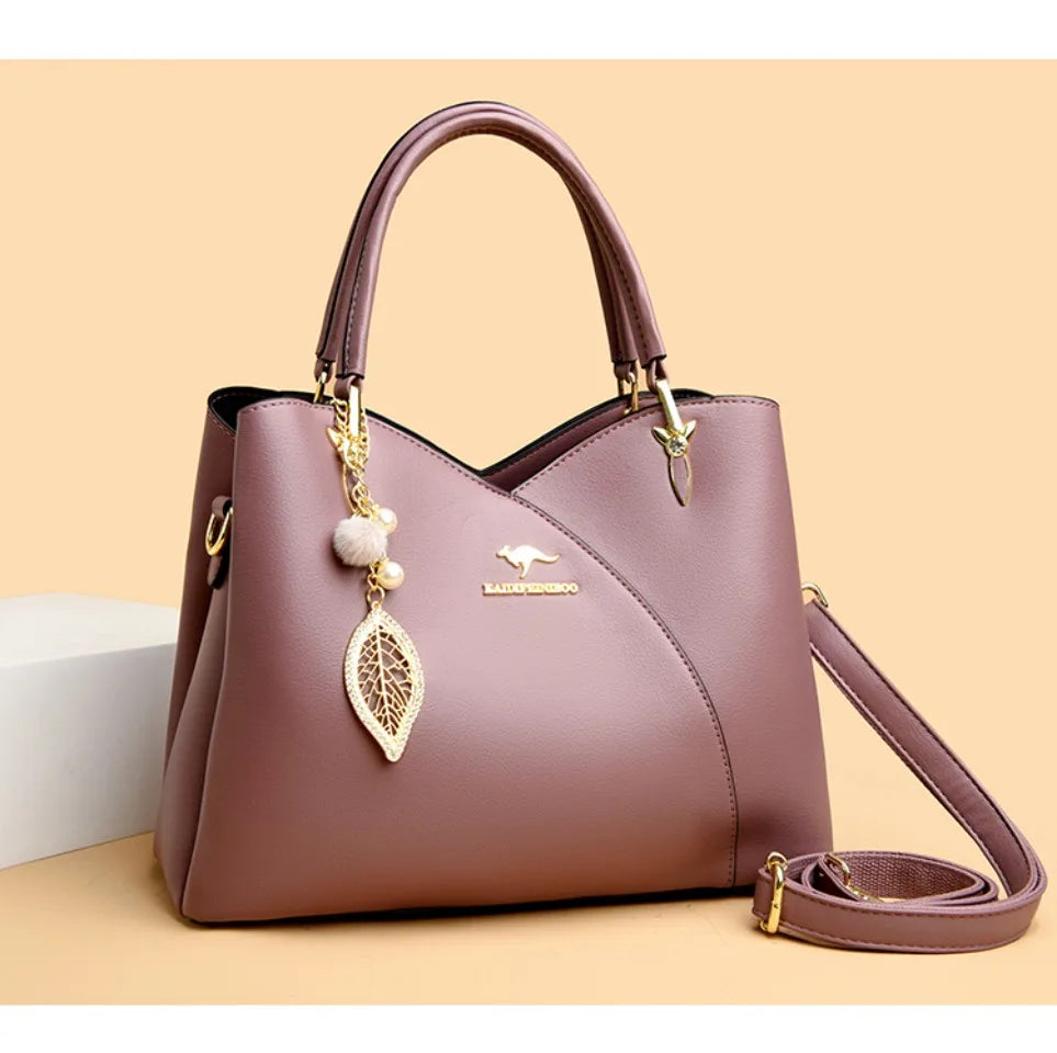 Mazur & Mazur© – Elegancka czarna torebka na ramię z stylowymi zawieszkami