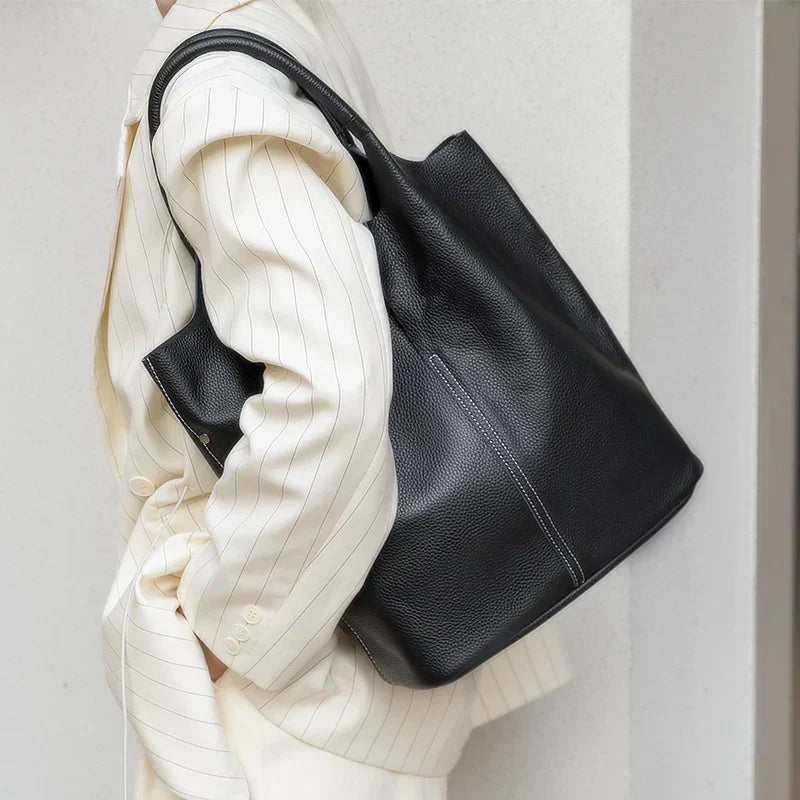 Mazur & Mazur© saga™ – Jasnoniebieska torba typu bucket o luksusowym wyglądzie skóry