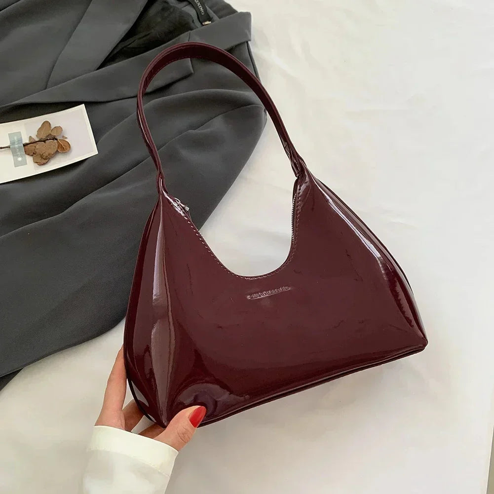 Vera™ – Elegancka, bordowa torebka na ramię o lakierowanym wykończeniu