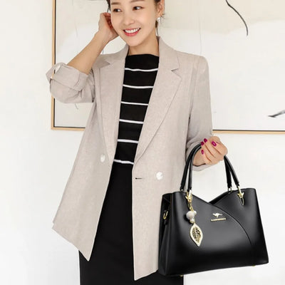 Mazur & Mazur© – Elegancka czarna torebka na ramię z stylowymi zawieszkami