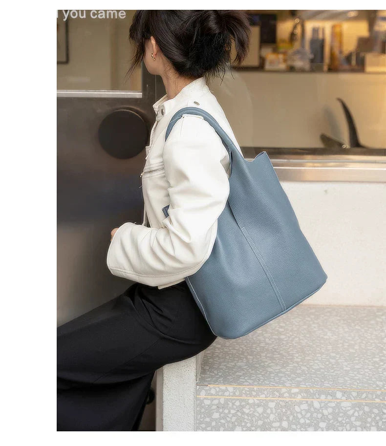 Mazur & Mazur© saga™ – Jasnoniebieska torba typu bucket o luksusowym wyglądzie skóry