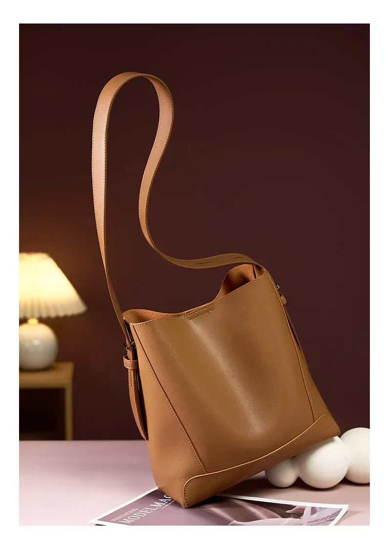 tine™ – Elegancka torebka na ramię w piaskowym odcieniu z uchwytem w formie paska | Mazur & Mazur©