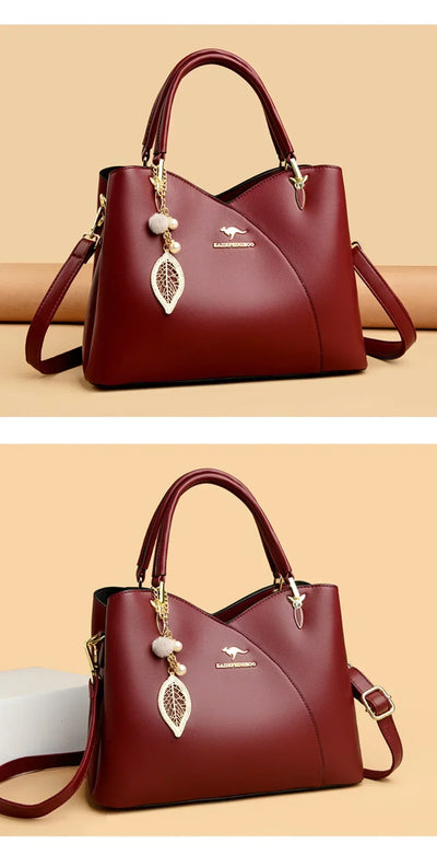 Mazur & Mazur© – Elegancka czarna torebka na ramię z stylowymi zawieszkami