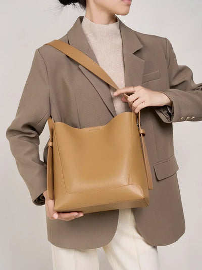 tine™ – Elegancka torebka na ramię w piaskowym odcieniu z uchwytem w formie paska | Mazur & Mazur©