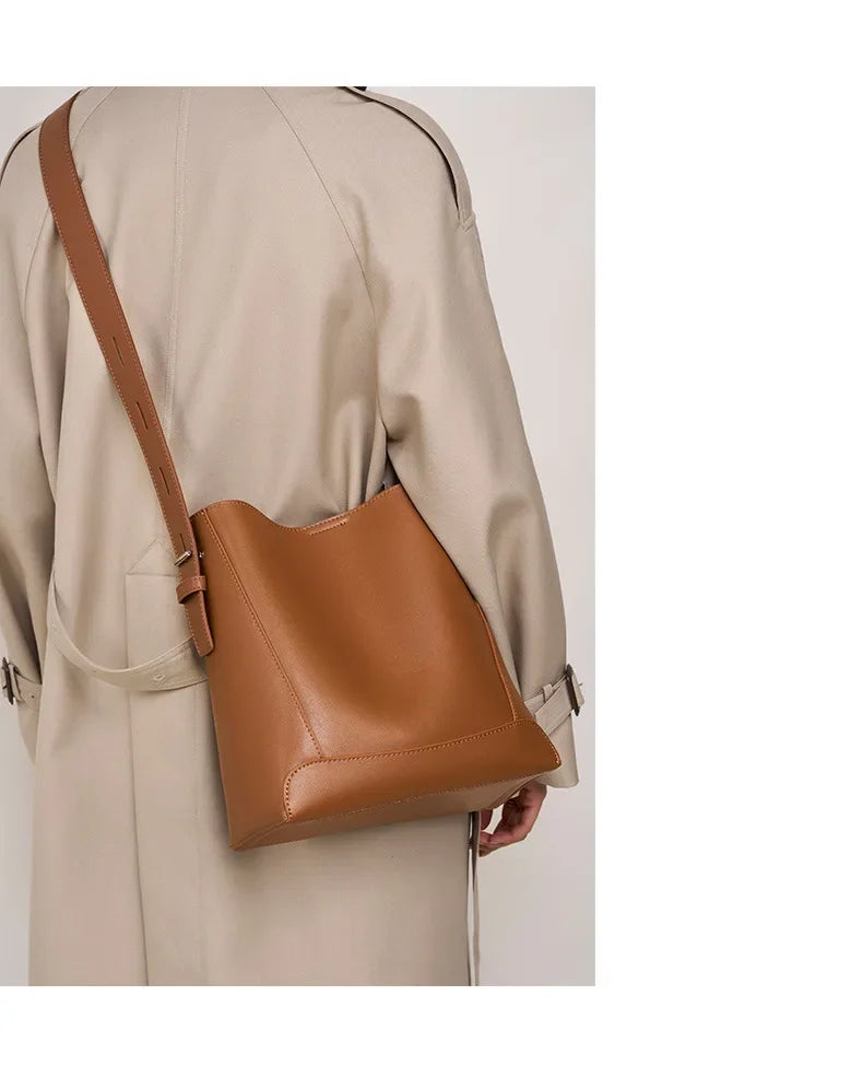 tine™ – Elegancka torebka na ramię w piaskowym odcieniu z uchwytem w formie paska | Mazur & Mazur©