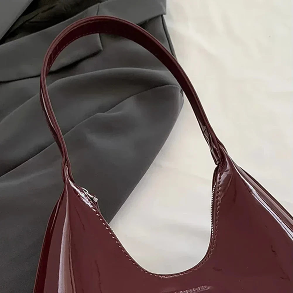 Vera™ – Elegancka, bordowa torebka na ramię o lakierowanym wykończeniu