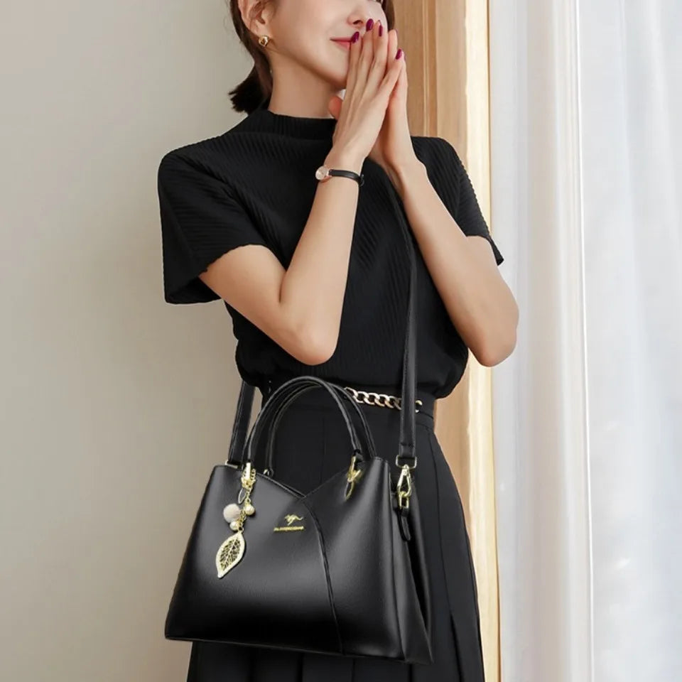Mazur & Mazur© – Elegancka czarna torebka na ramię z stylowymi zawieszkami