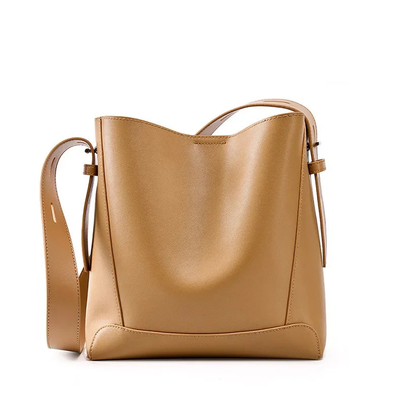 tine™ – Elegancka torebka na ramię w piaskowym odcieniu z uchwytem w formie paska | Mazur & Mazur©
