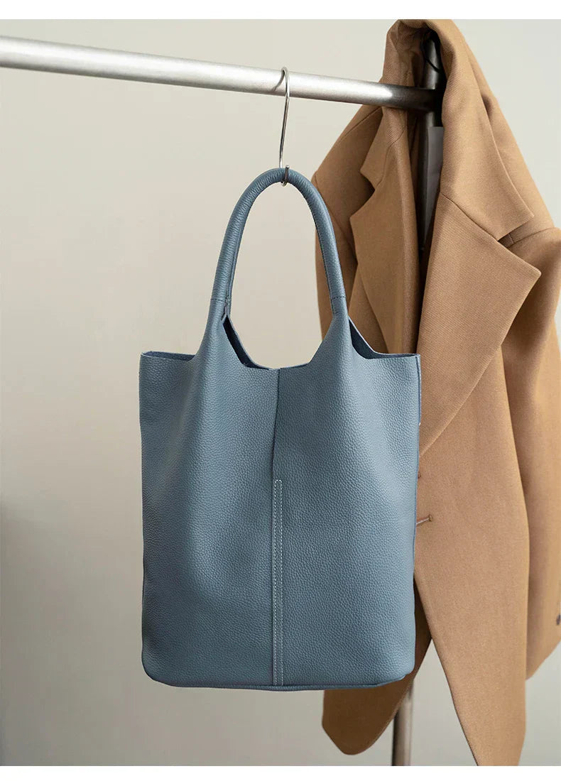 Mazur & Mazur© saga™ – Jasnoniebieska torba typu bucket o luksusowym wyglądzie skóry