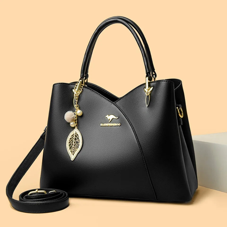 Mazur & Mazur© – Elegancka czarna torebka na ramię z stylowymi zawieszkami