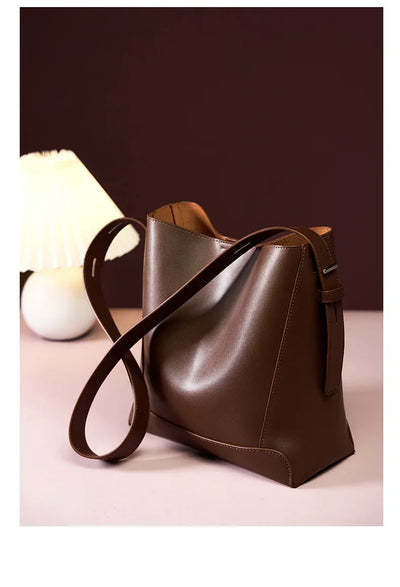 tine™ – Elegancka torebka na ramię w piaskowym odcieniu z uchwytem w formie paska | Mazur & Mazur©