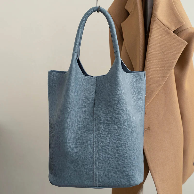 Mazur & Mazur© saga™ – Jasnoniebieska torba typu bucket o luksusowym wyglądzie skóry