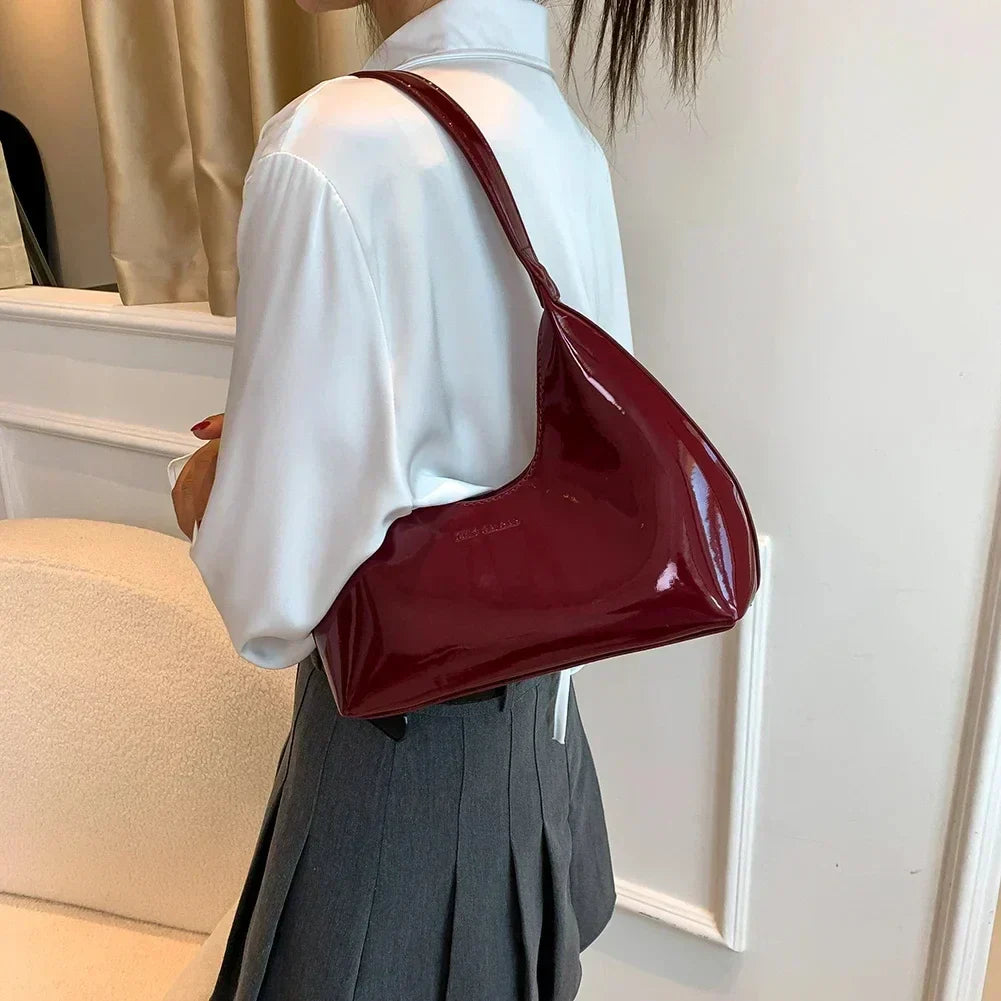 Vera™ – Elegancka, bordowa torebka na ramię o lakierowanym wykończeniu