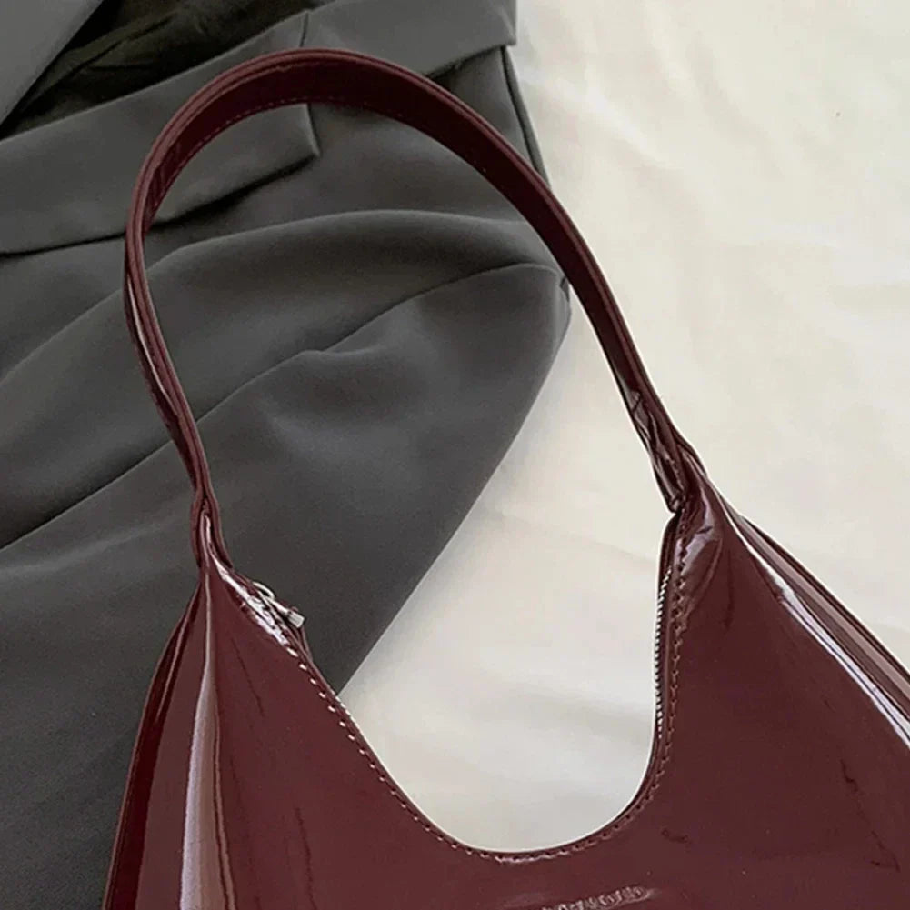 Vera™ – Elegancka, bordowa torebka na ramię o lakierowanym wykończeniu