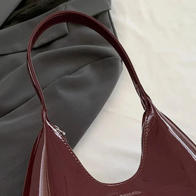 Vera™ – Elegancka, bordowa torebka na ramię o lakierowanym wykończeniu