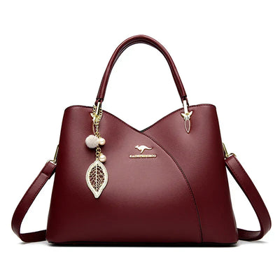 Mazur & Mazur© – Elegancka czarna torebka na ramię z stylowymi zawieszkami