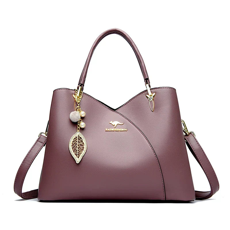 Mazur & Mazur© – Elegancka czarna torebka na ramię z stylowymi zawieszkami