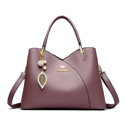 Mazur & Mazur© – Elegancka czarna torebka na ramię z stylowymi zawieszkami