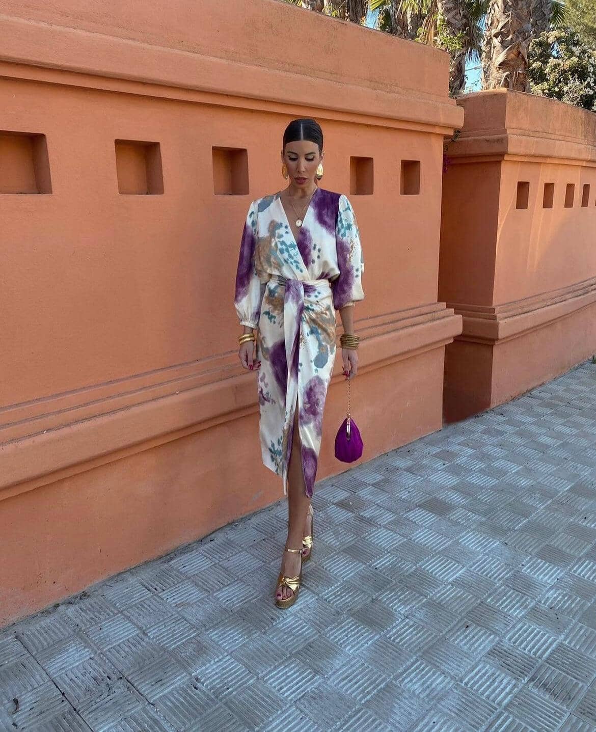 Elegancka sukienka Rosea z jedwabiu z dekoltem w serek