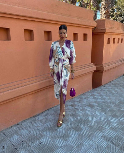 Elegancka sukienka Rosea z jedwabiu z dekoltem w serek