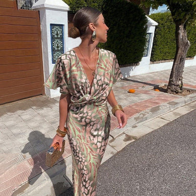 Elegancka sukienka Rosea z jedwabiu z dekoltem w serek
