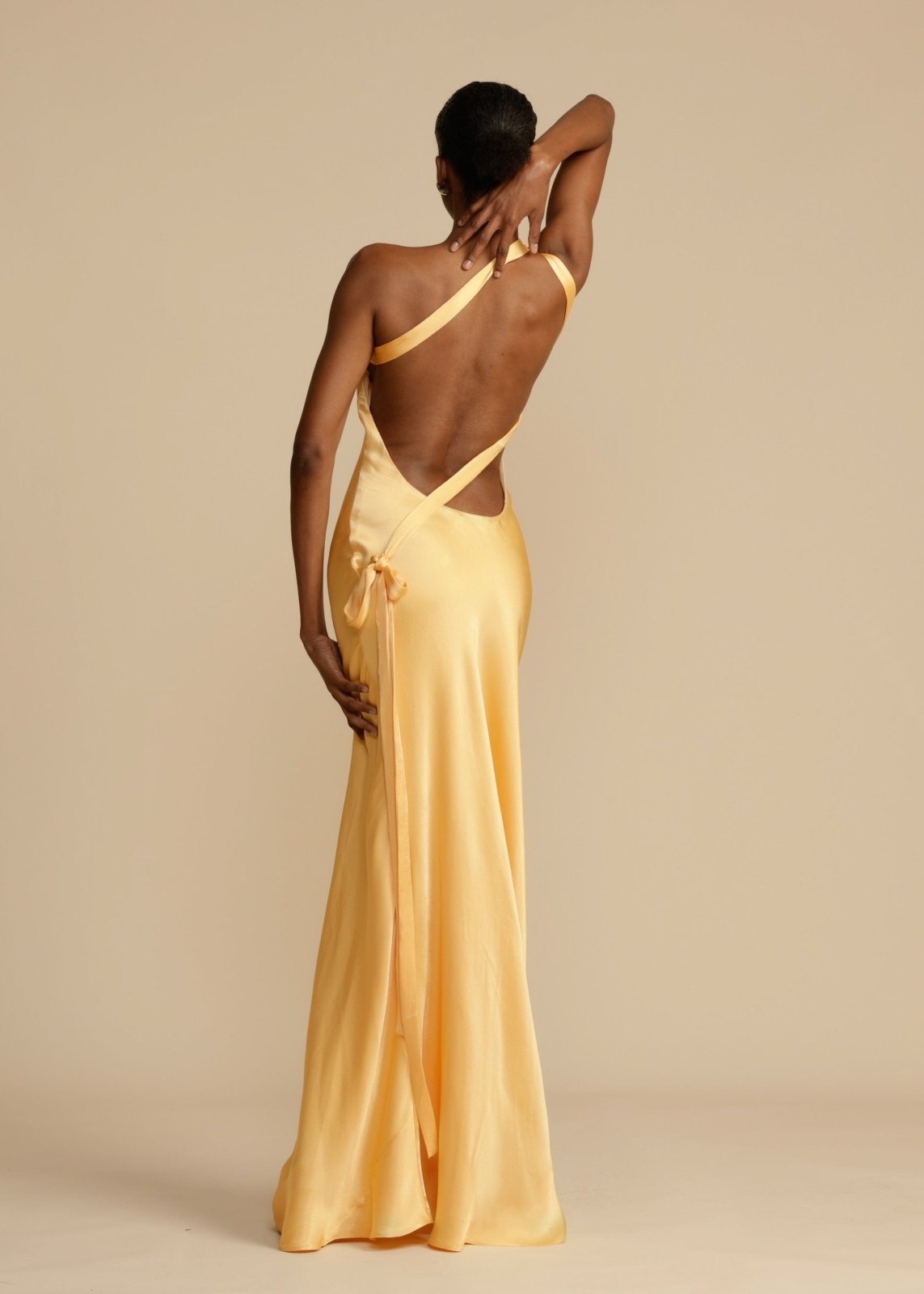 Sukienka maxi Rosea Silk z eleganckimi ramiączkami